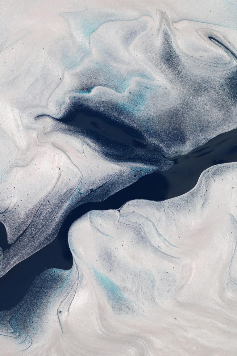 harmonie entre l'eau et la glace dont les mouvements et formes s'imbriquent